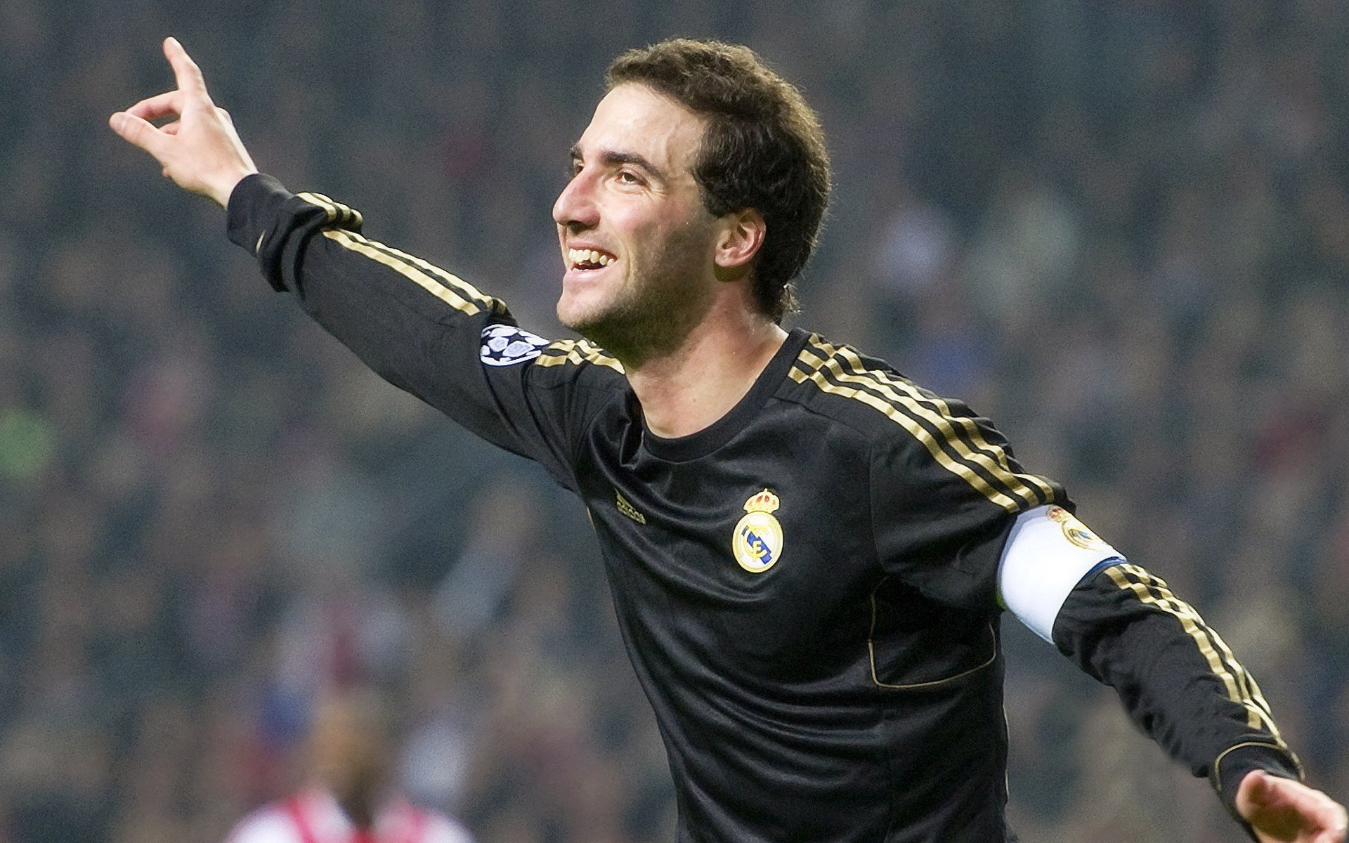 “华金·托比利亚的进攻威胁与防守能力，成就阿根廷美洲狮队的全能防线”